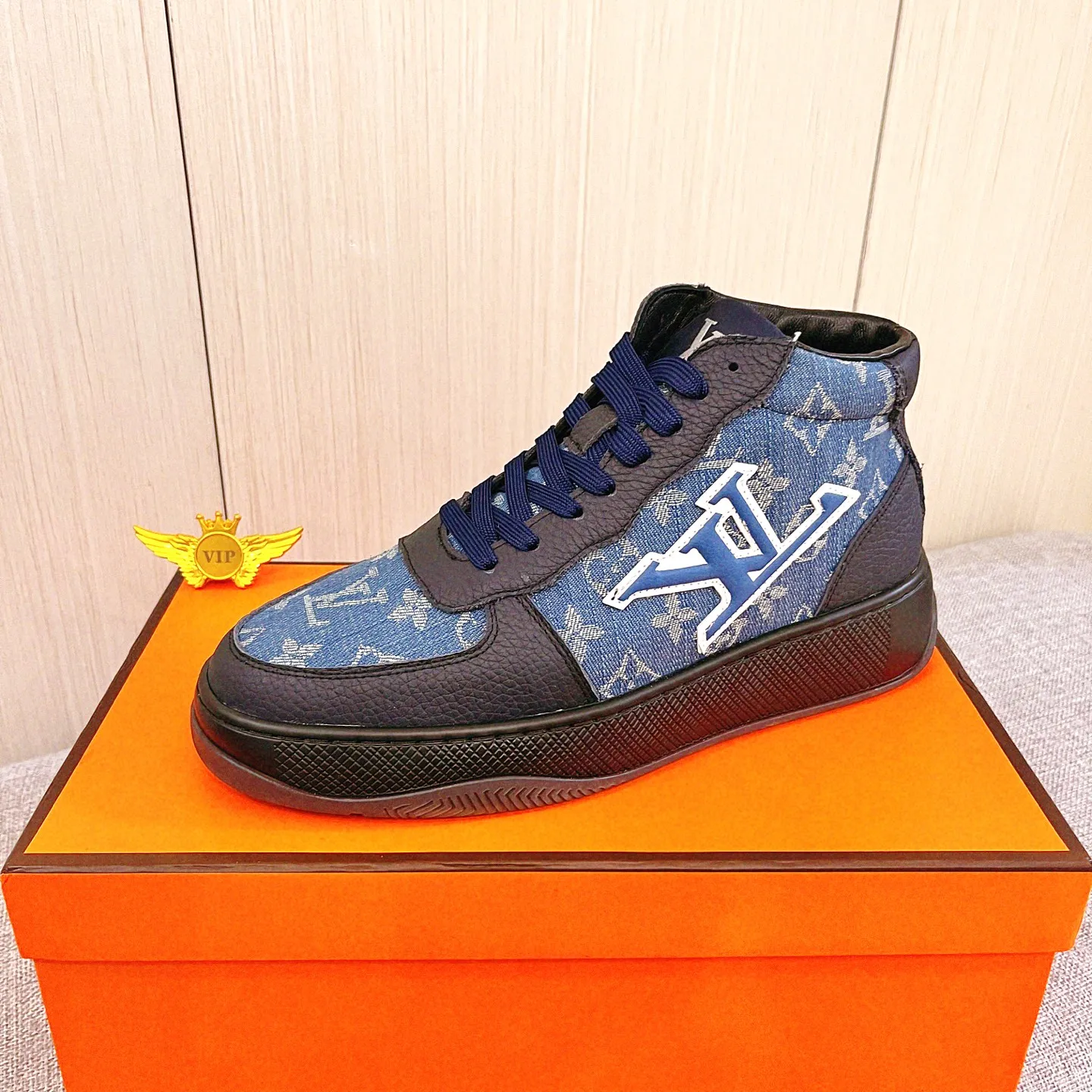 Men's shoes💰 460💰[LV]🔥Louis Vuitton, high-end men's shoes brand, official website 1:1 latest masterpiece: the upper is made of Italian imported first-layer cowhide with a comfortable and breathable lining➕original non-slip and wear-resistant outsole🔥, making walking more convenient and comfortable! An exclusive new model, a stunning work, a beautiful 1:1 replica [color] compared to the official quality! Create a fashionable personality to set off your uniqueness! A must-have for trendy men! Classic🔥Size: 38-44 Color: 🔥Multiple colors available🔥